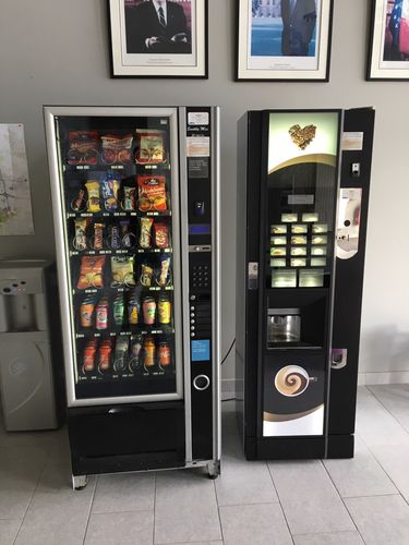 Un distributeur de confiseries et une machine à café
