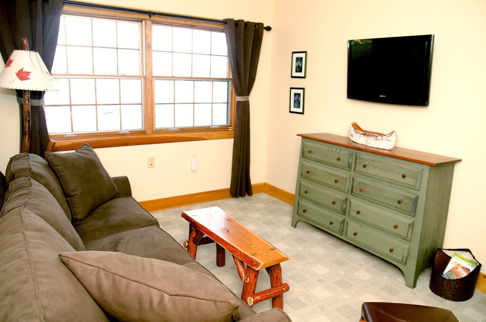 dockside-landing-marina-condo-rental-lake-george-sitting-room