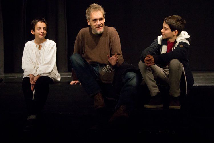 docente di teatro e alcuni allievi