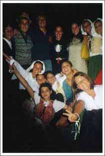 foto di gruppo di alcuni allievi di una scuola di teatro