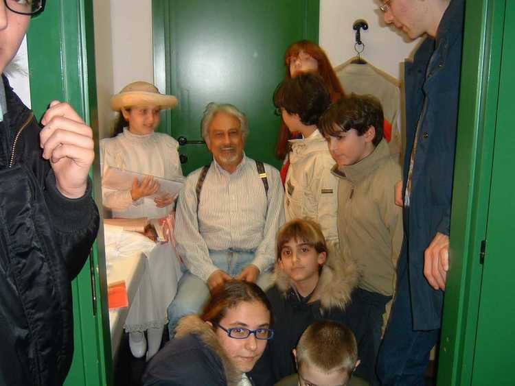 alcuni allievi di una scuola di teatro con il professore