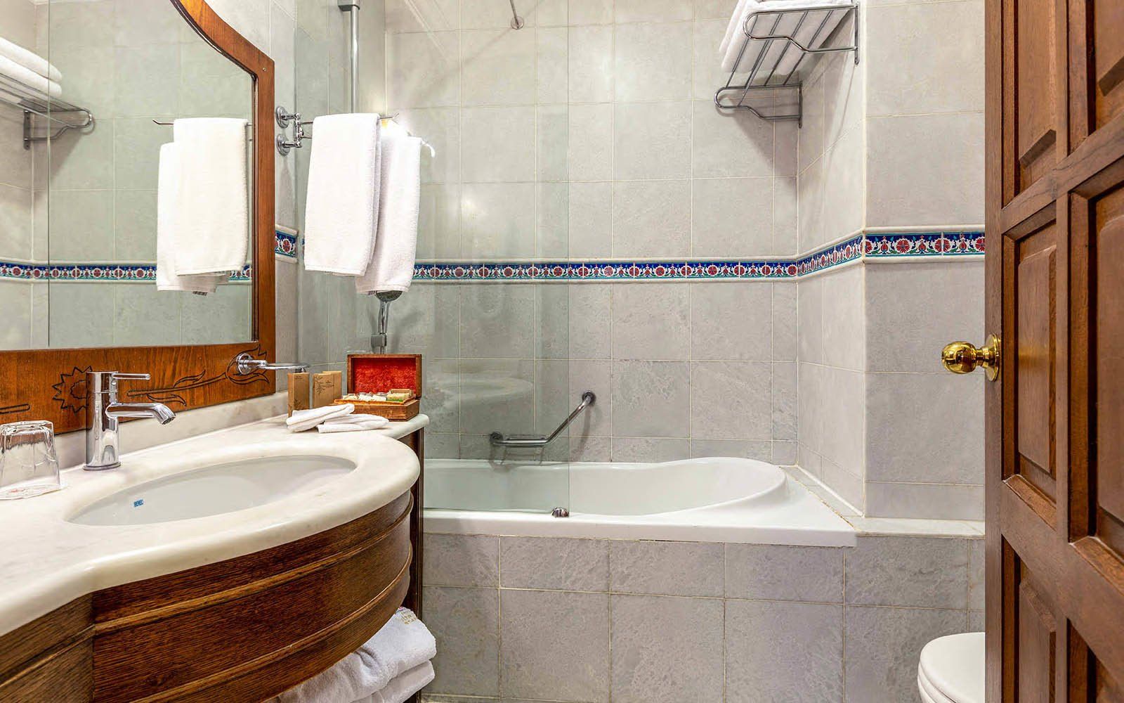 Sultanhan Hotel İstanbul , Deluxe Triple Room Bathroom