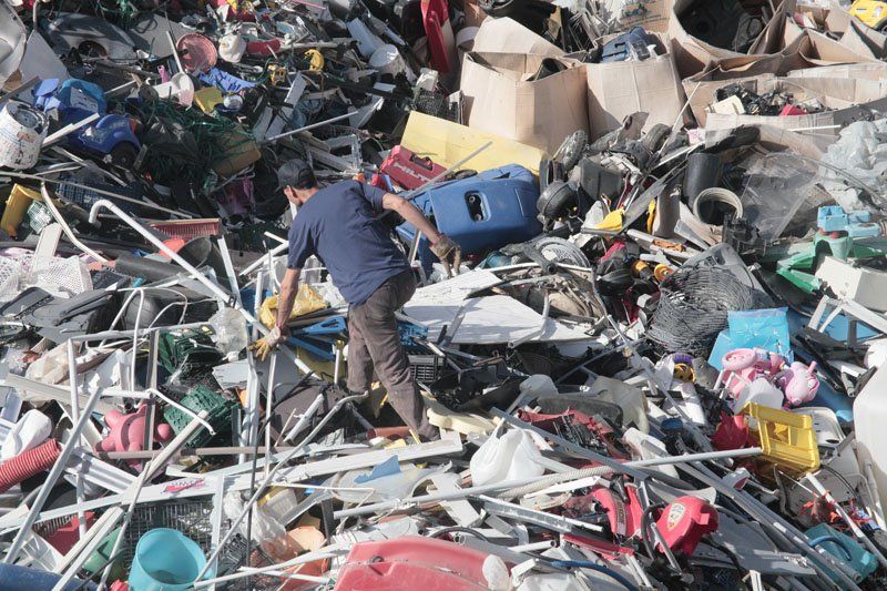 raccolta rottami e materiale plastico