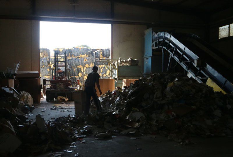 magazzino per stoccaggio materiale di scarto in plastica