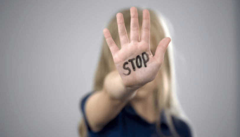 zwarte pedagogiek, harde hand van opvoeden, straf, macht, autoritaire opvoeding, fysiek straffen, schoppen, slaan, uitschelden