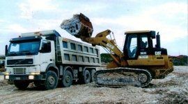 scavatore e tir all'opera