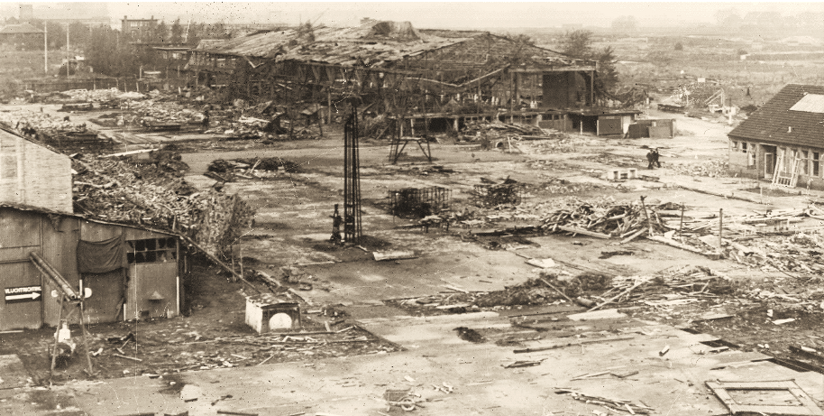 De Fokker fabriek in Amsterdam Noord, na het bombardement van 25juli 1943. De Fokker fabriek in Amsterdam Noord, na het bombardement van 25juli 1943.