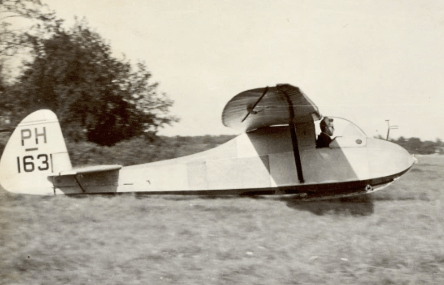 De PH-163, bij Fokker gebouwde Grunau Baby zweefvliegtuig. De PH-163, bij Fokker gebouwde Grunau Baby zweefvliegtuig.