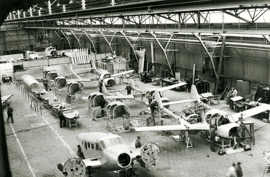 F-25 Productie, linksvoor een Beechcraft T-7, bij Fokker voor reparatie/ombouw. F-25 Productie, linksvoor een Beechcraft T-7, bij Fokker voor reparatie/ombouw.