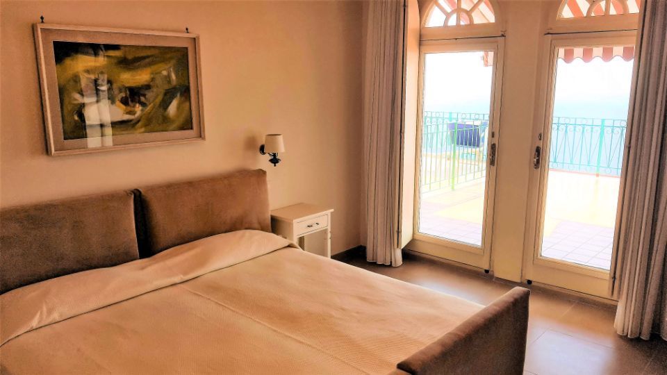 Hotelzimmer mit großer Terrasse