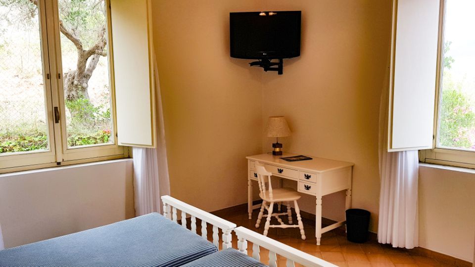Zimmer mit Fernseher