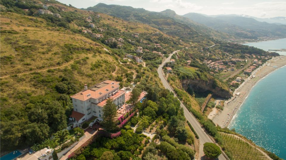 Hotel mit Blick ins Tal
