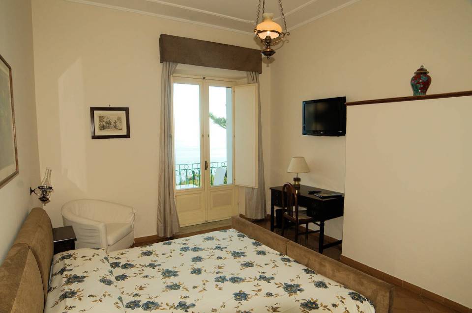 rooms with TV