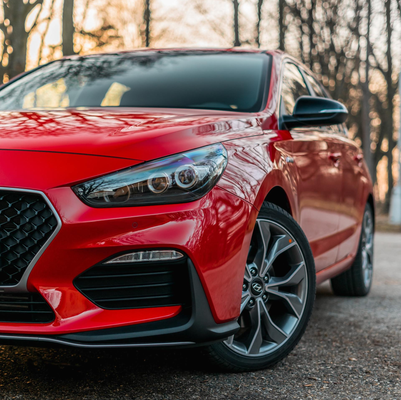Voiture de luxe rouge dans la rue