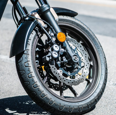 Roue de moto sur bitume