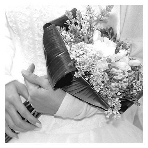 donna tiene in mano mazzo di fiori