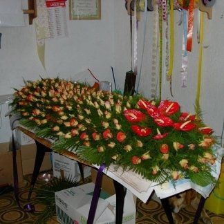 composizione di anthurium e rose per cofano funebre