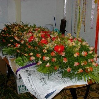 allestimento di rose per cofano funebre