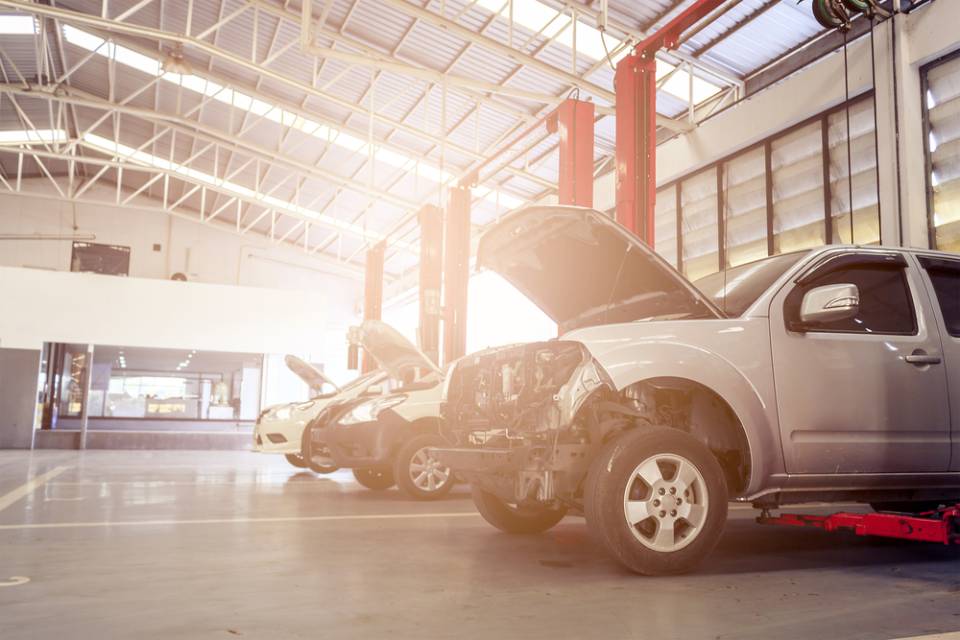Autocarrozzeria con vetture in esposizione