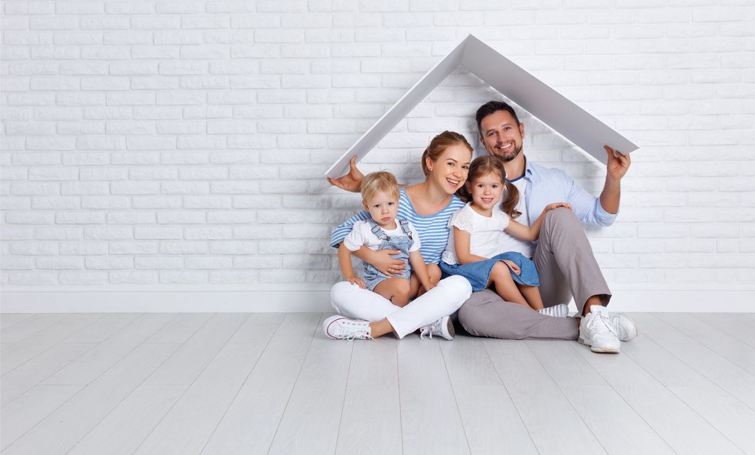 famiglia felice nella propria abitazione sicura