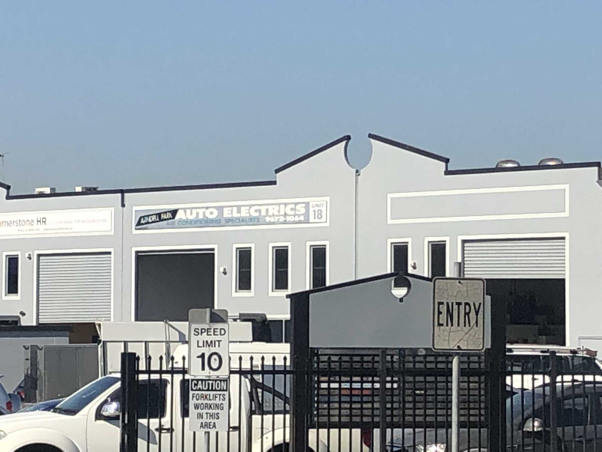 Fence and warehouse