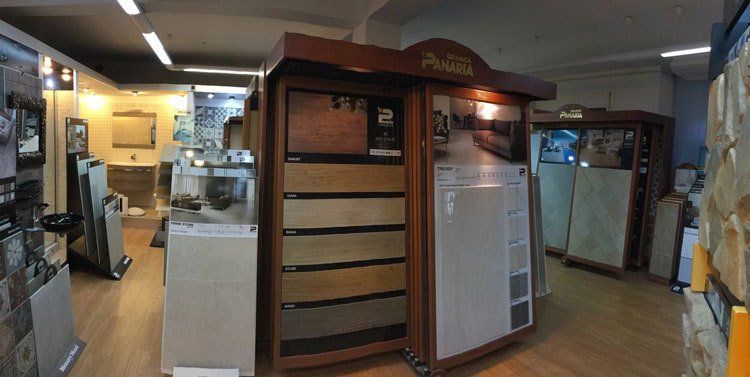 interno del negozio con degli esempi di parquet e altro