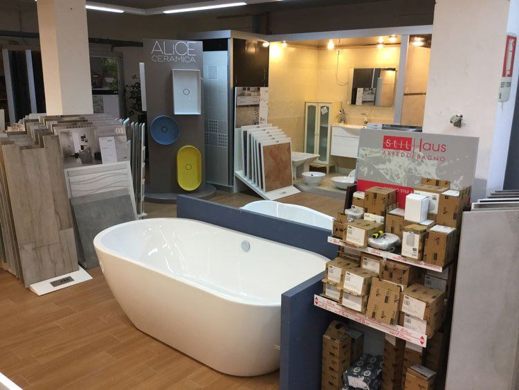 una vasca da bagno e altro materiale accanto