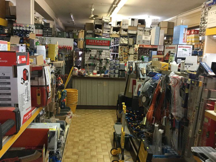 interno di un negozio di ferramenta