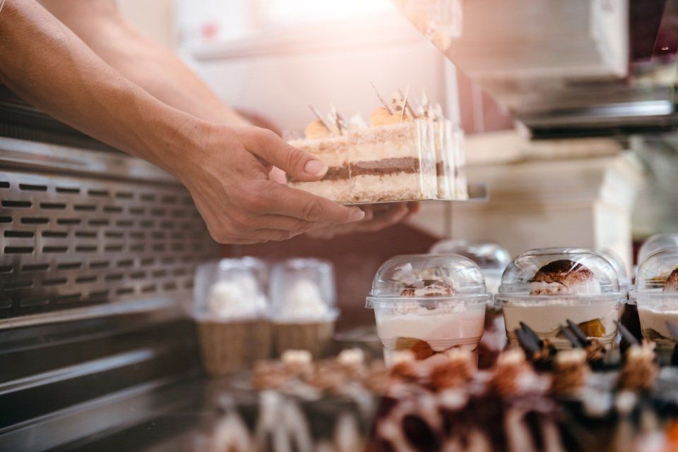 banco frigo con prodotti di gelateria