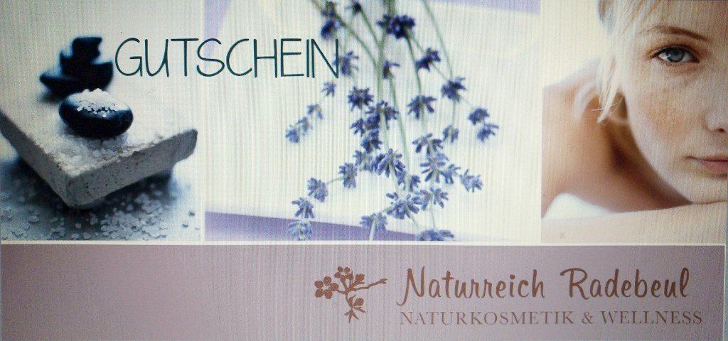 Ein Bild einer Frau, die auf dem Bauch liegt, mit Blumen im Hintergrund