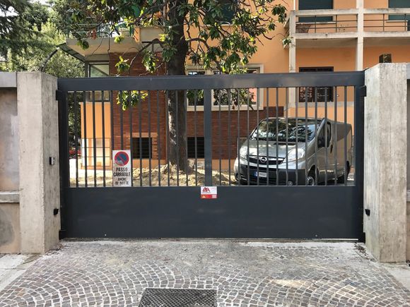 cancello nero casa