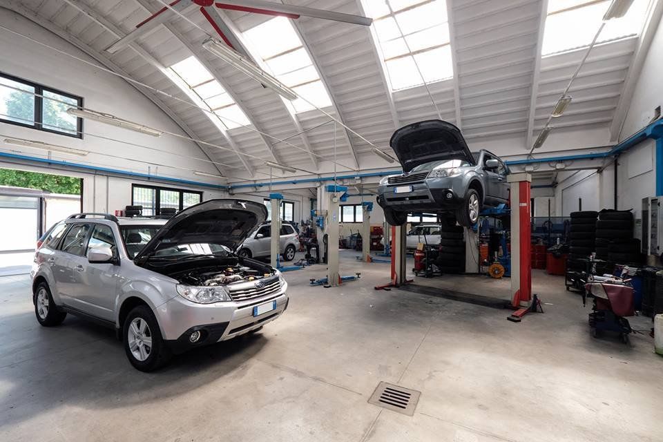 Officina con auto