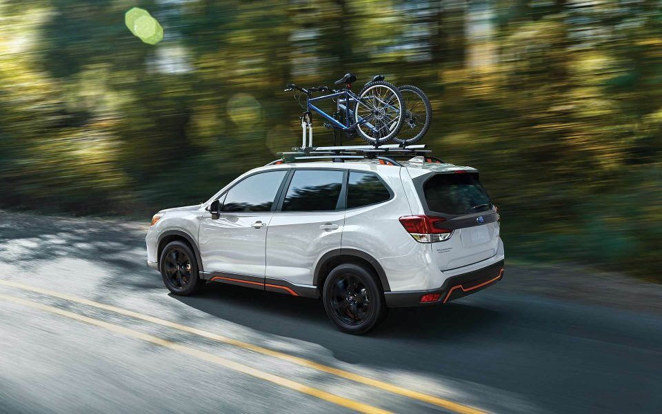 Subaru bianca con biciclette