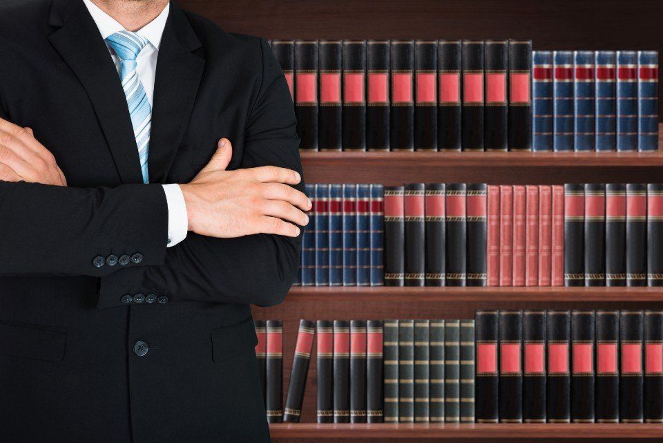 Civilista con libri di diritto sullo sfondo