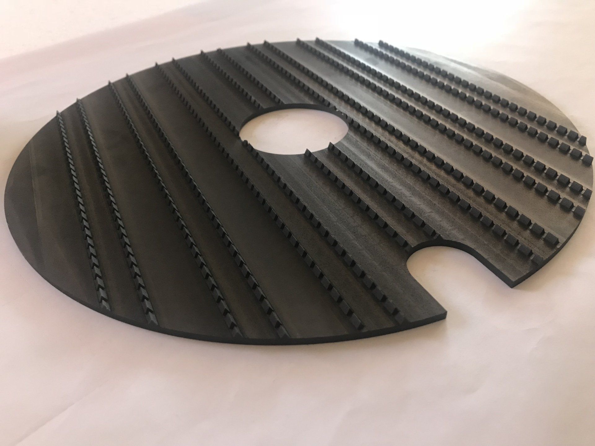Eine schwarze Gummischeibe mit einem Loch in der Mitte