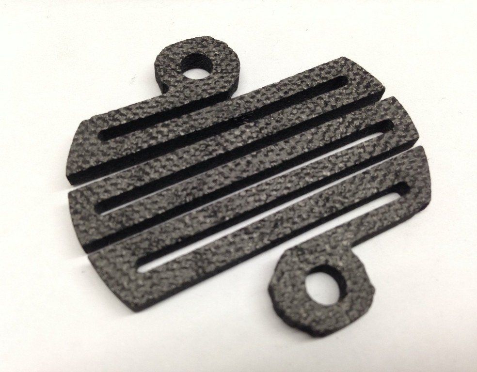 Eine Nahaufnahme von einem Stück Metall mit einem Loch in der Mitte