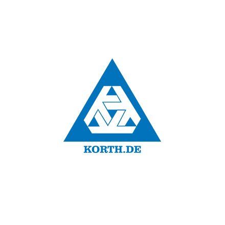 Ein blaues Dreieck mit dem Wort korth.de darauf