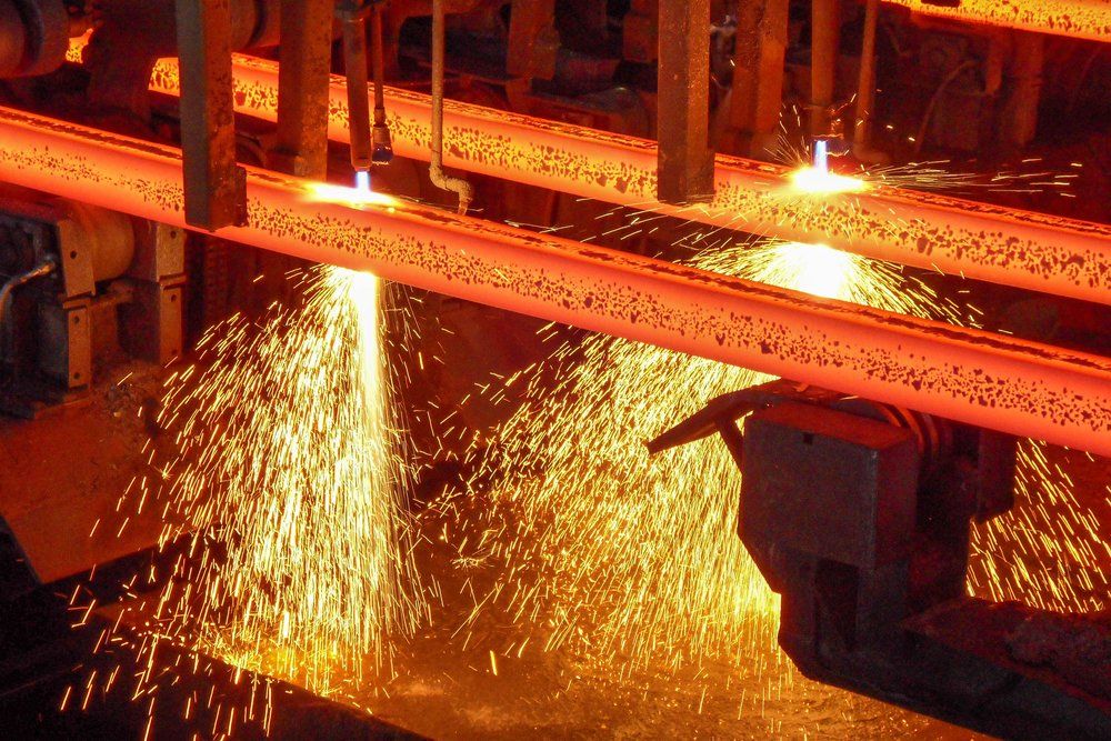 Eine Maschine schneidet in einer Fabrik ein Stück Metall