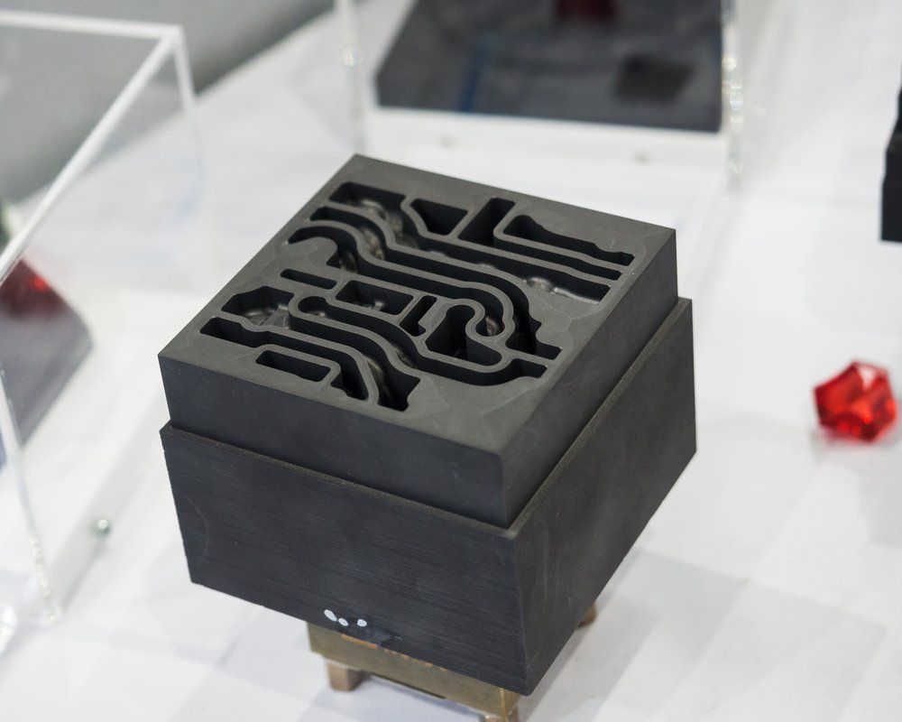 Eine schwarze Box mit einem Labyrinth-Design darauf