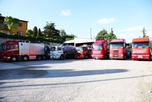 Camion parcheggiati in uno spiazzo