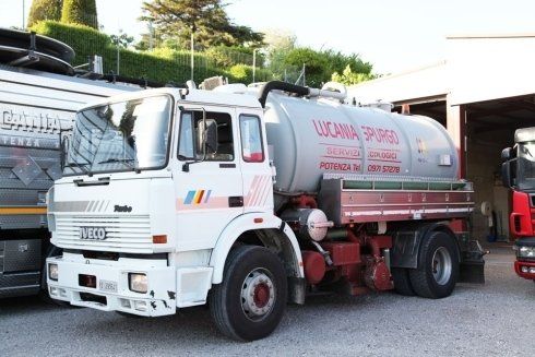 Camion bianco con cisterna