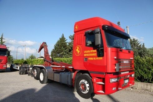 camion gru rosso parcheggiato
