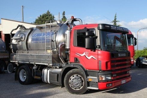camion cisterna rosso