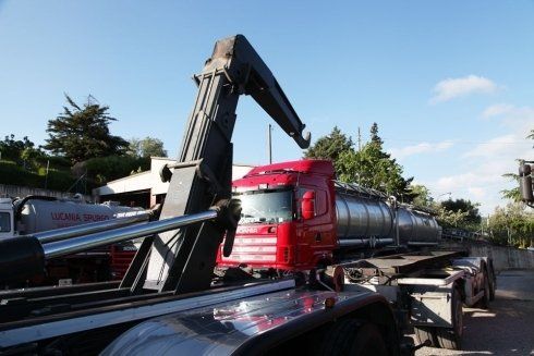 Camion gru e camion cisterna
