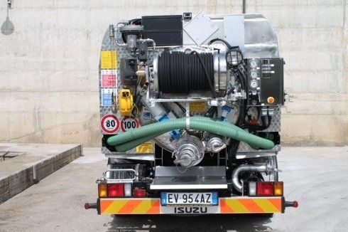 camion spurgo parcheggiato
