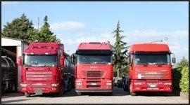 camion rossi parcheggiati