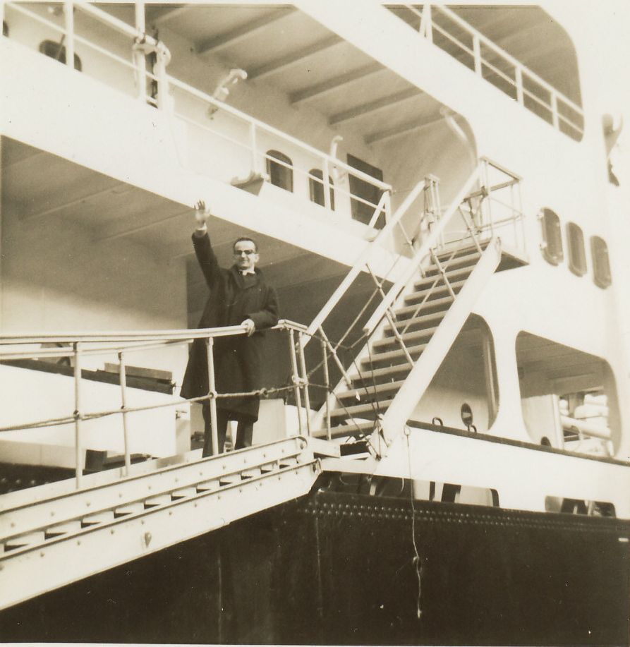 Vertrek pater Wijnand van Wegen uit Amsterdam op weg naar  Zuid Afrika.