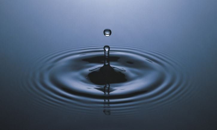 Zoals een waterdruppel het water doet rimpelen....