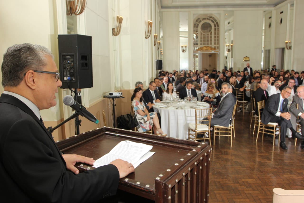 Um homem está fazendo um discurso para um grande grupo de pessoas