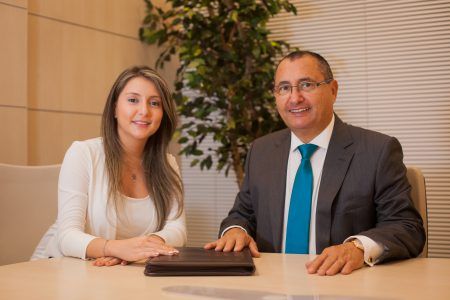Um homem e uma mulher estão sentados à mesa.